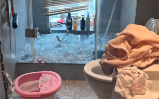 女子洗澡时玻璃门自爆手筋被炸断 专家建议选择优质钢化玻璃！