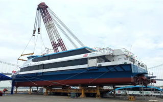 我国最大载客量碳纤维高速客船下水：可在8级风况航行！