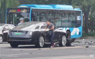 曝知名车评人陈震同学开劳斯莱斯闪灵发生车祸：逆行超速撞飞一白车！