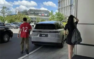 李想带妻子现身常州看苏超 李想穿12号球衣 其妻身材高挑!