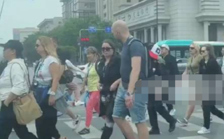 网友西安街头遇大群外国人有序地穿梭在街头巷尾 惊呼似在国外！
