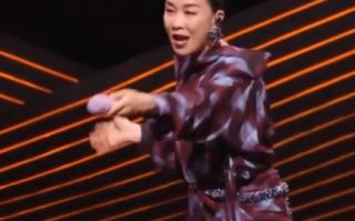 那英唱着唱着又笑场 直接演起了小品！