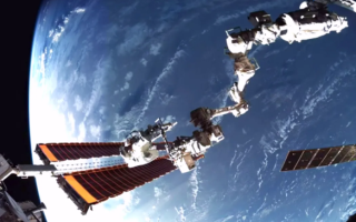 神二十乘组晒中秋大餐：虾球马蹄、红烧肉、黑椒牛柳等！