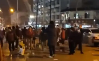 大妈跳广场舞扰民小伙撒冥币驱赶 网友热议！