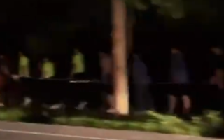 山东一地凌晨数十人蒙眼列队湖边走 到底怎么回事？