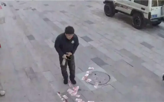 河北一夫妻取钱4万元现金被大风吹飞 围观市民捡回一分不少：网友感叹素质高 ！