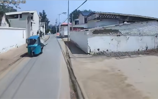 无人驾驶车掉入水沟向路人求救 大妈无奈：我也救不了你呀