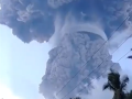 印尼勒沃托比火山喷发：烟柱高达18000米 形成完美蘑菇云!