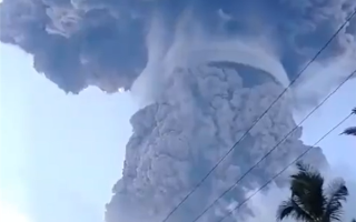 印尼勒沃托比火山喷发：烟柱高达18000米 形成完美蘑菇云!
