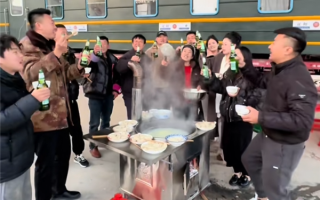 男子开火车卧铺车厢带全家自驾游：一辆车住了十几个人！