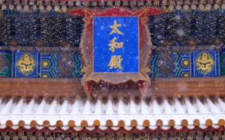 故宫建筑群被白雪覆盖 网友：看雪中故宫感觉穿越了！