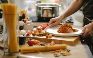 东南大学食堂招博士 校方回应：系管理岗 有厨师证更好！