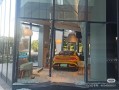 小米SU7冲破武汉奈雪的茶门店 店方：正常营业 但不可堂食！