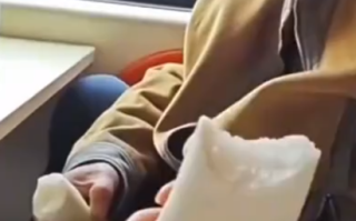 大叔坐火车只吃一根萝卜 小伙请吃饭 无数网友为之动容！
