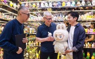 苹果CEO库克现身上海泡泡玛特相关巡展 王宁送给库克惊喜礼物！