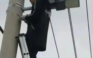 男子做公益自费装路灯被责令拆除 当地政府回应！