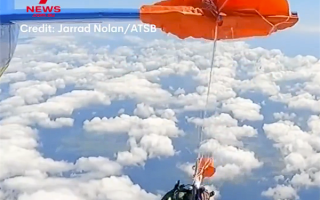 惊险！备用降落伞意外开伞 澳大利亚跳伞员被拽出机外卡在机翼上 ！