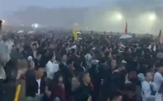 浙江普陀山数万游客滞留将近两个小时 有人喊要上厕所！