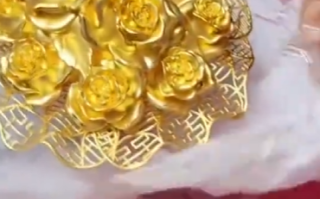 女子用180克黄金手捧花做陪嫁 意义非凡打算传承下去！