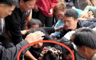 多名男子推倒新娘闹元宵 村委会回应这是村里的习俗！