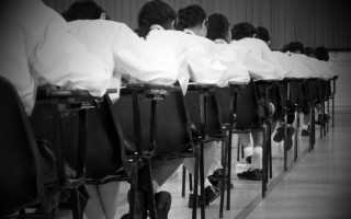 减轻学生负担！武汉一区为小学生书包减重获网友点赞：最多不能超3.2公斤！