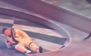 陈奕迅演唱会上疑似被激光笔照射 重重摔倒！