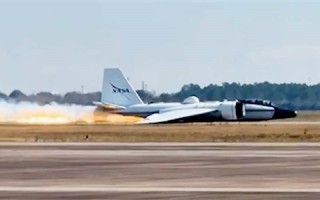 NASA一科研飞机故障 未放起落架机腹着陆！现场视频公布 ！