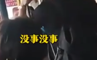 高三男生成绩下滑在公交上崩溃大哭 周围乘客纷纷安慰！