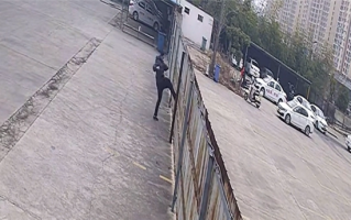 男子科二没过踹门打狗砸围栏泄愤 教练：小考没必要破防！