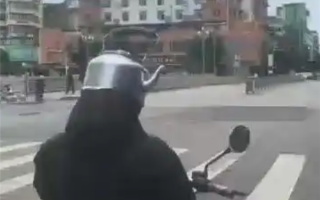 男子戴“炊壶头盔”骑摩托车被查 交警：不符标准 不能上路佩戴！