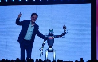 杨元庆亲自挂工牌的硅基员工是“人精” 直言只想上班陪CEO打太极！