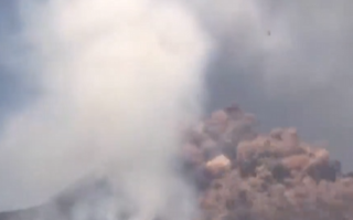 欧洲最高活火山喷发 形成千米高火山羽流 50公里外能听到爆炸声!