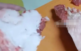 女子买牛肉发现是牛油上贴瘦肉 官方介入处理！
