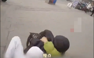 孩子高烧惊厥：妈妈摔倒仍死死抱住！