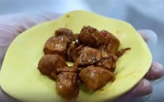 枣庄辣子鸡月饼火了 没到农历八月预订5000斤！