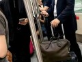 网友机场摆渡车偶遇余承东、何刚：自己拿行李箱 专注看手机！