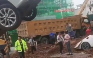 渣土车侧翻压扁4辆汽车 幸运的是这四辆车的司乘人员都在餐馆吃饭！