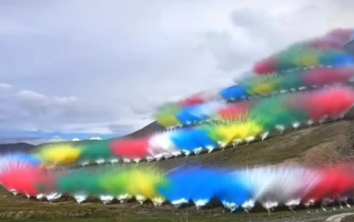 环保专家正清理烟花秀现场紫铜等物：初步判断遭到破坏面积不大!