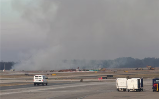 美一波音777客机起飞后发动机起火 迫降引燃机场灌木丛 ！