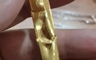 一口价金手镯核算价格是金价2倍 店员回应：一口价产品不允许退换！