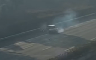 高速爆胎后猛踩刹车！小车旋转漂移撞上护栏 司机：车子平时很少开 ！