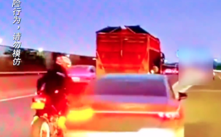 摩托车骑手手砸变道轿车 轿车转向加速撞翻：网友争议 到底谁主责！