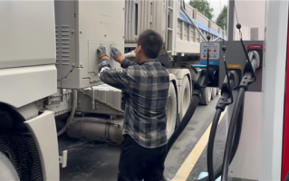 华为兆瓦闪充实测：三把枪同时插 功率接近1340kW！