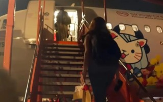 马来西亚一女子搭飞机上下班！凌晨4点起床 每天飞700公里！