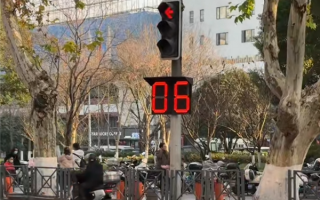 南京Plus版红绿灯火了：专治近视眼 想不看清都难！