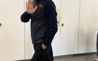马云现身阿里巴巴杭州园区：全程微笑 向员工挥手致意!