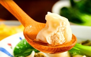 游客投诉点的馄饨上来抄手：店主解释二者为同一食物 !