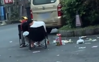 两男子都想对方结账 路边装睡3小时 最终被尿憋醒的买了单！