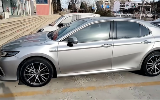 洒水车溅起石子砸坏私家车 车主损失4千多！后续来了：洒水车全责 ！