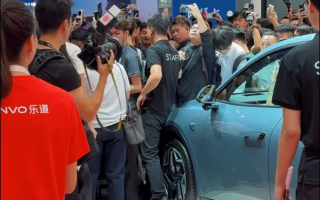 真互联网顶流！雷军参观乐道展台：场面堪比追星现场！